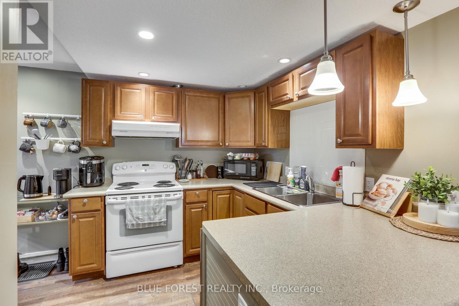 17 Mcdonald Avenue, London North (North K), ON - Indoor Photo Showing Kitchen With Double Sink