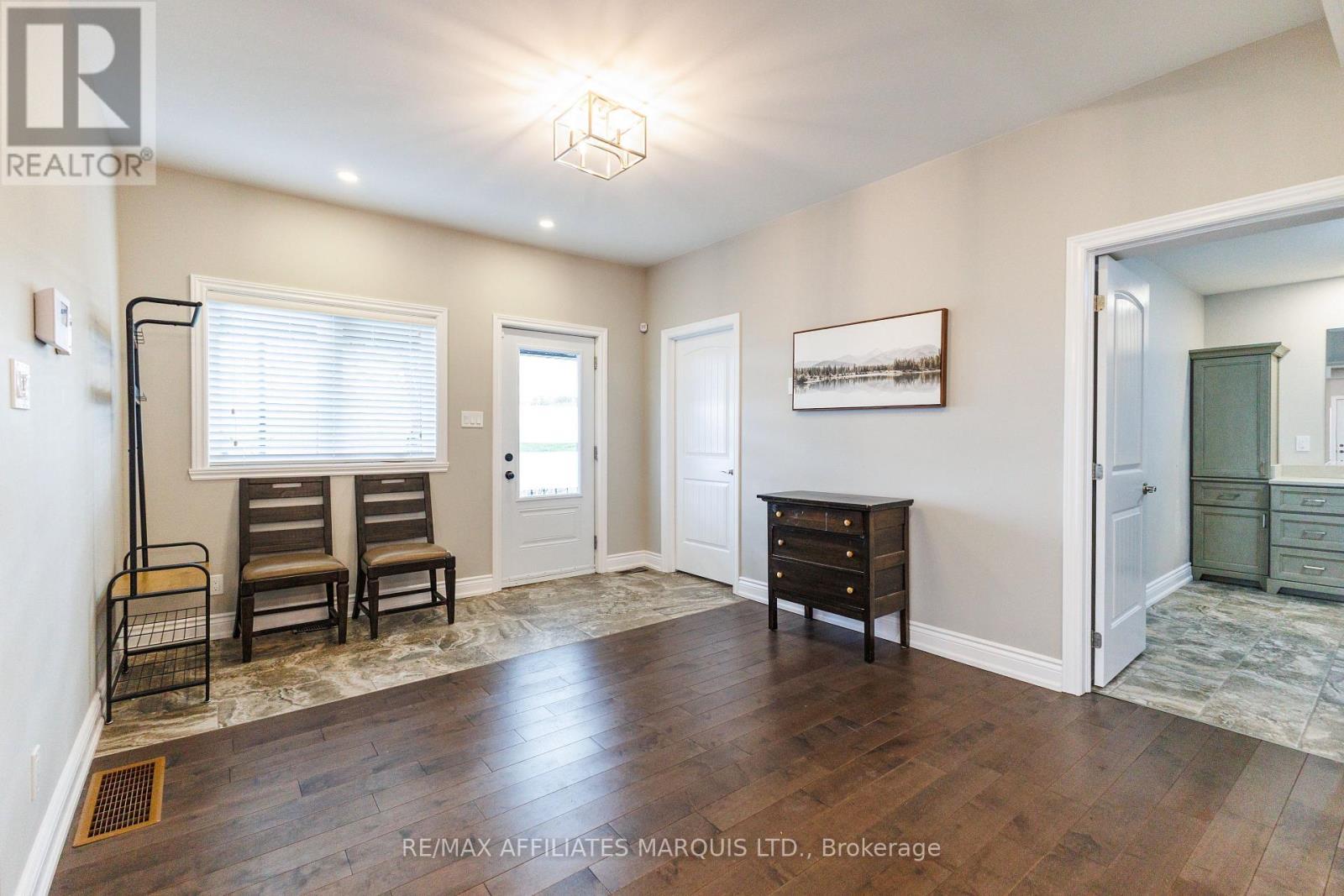 Large side foyer - 3314 Montreal Road, Cornwall, ON - Indoor