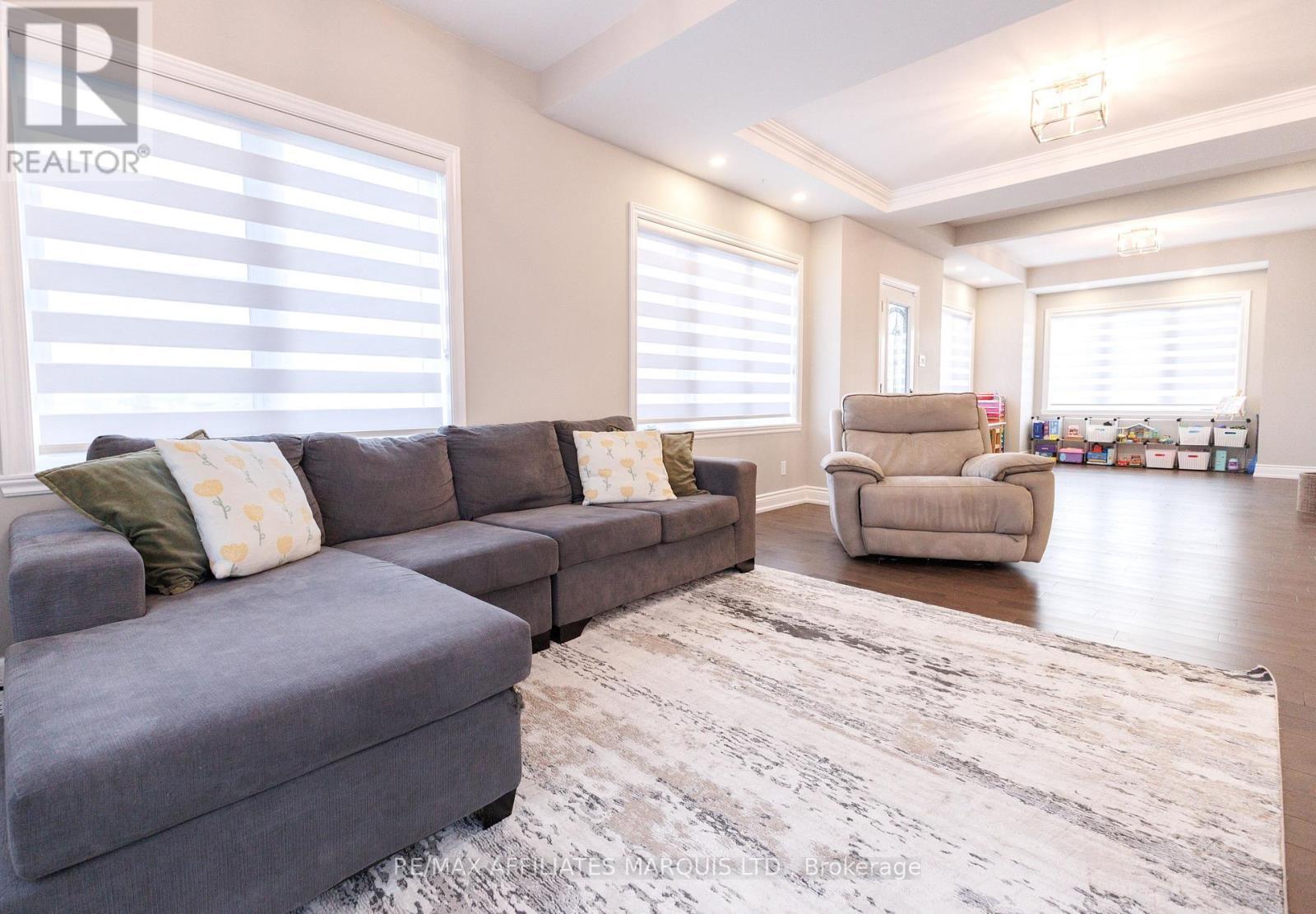 3314 Montreal Road, Cornwall, ON - Indoor Photo Showing Living Room