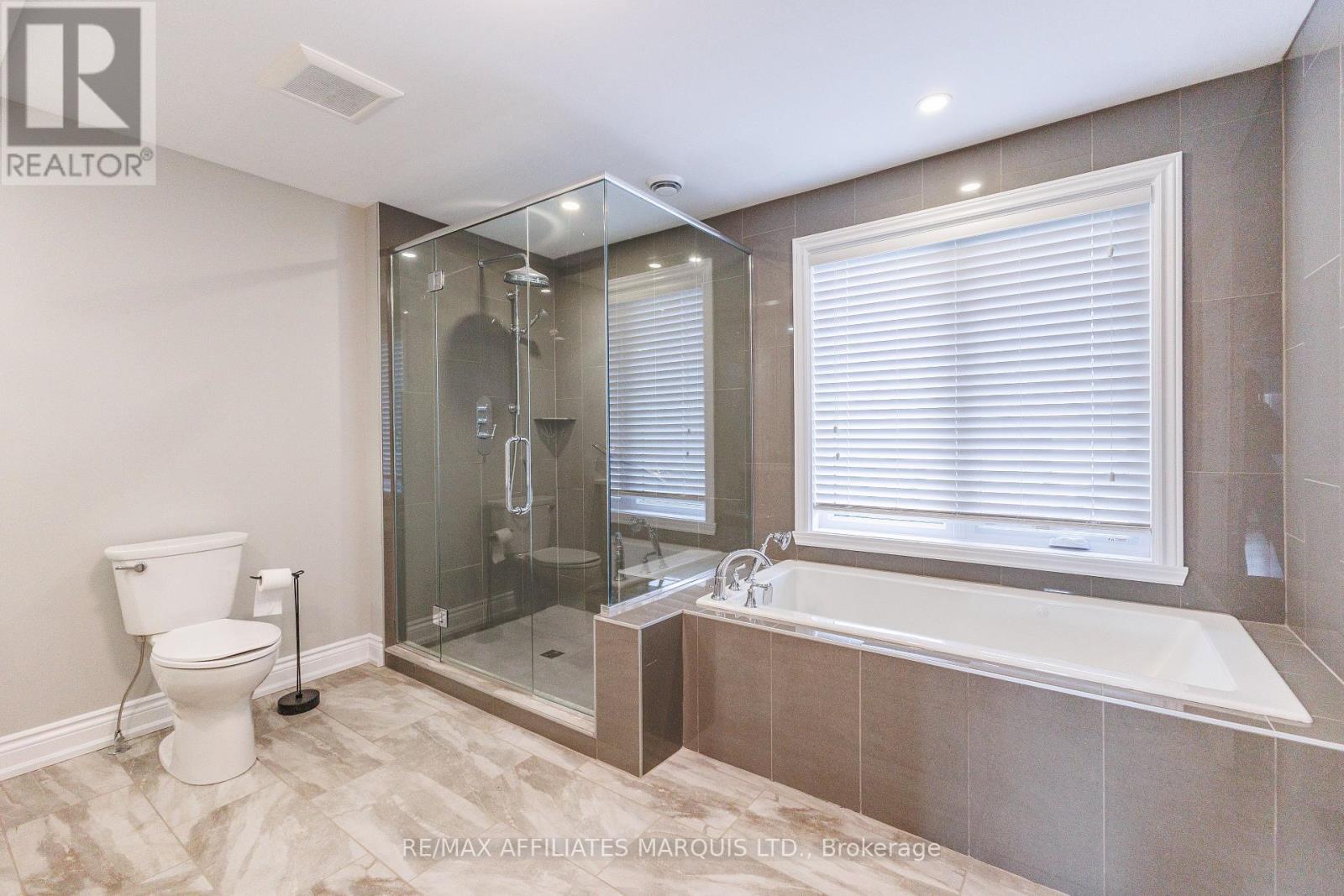 Second level 5 piece bathroom - 3314 Montreal Road, Cornwall, ON - Indoor Photo Showing Bathroom