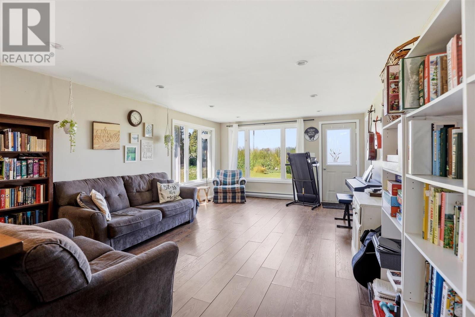 540 Smith Rd, Desbarats, ON - Indoor Photo Showing Living Room