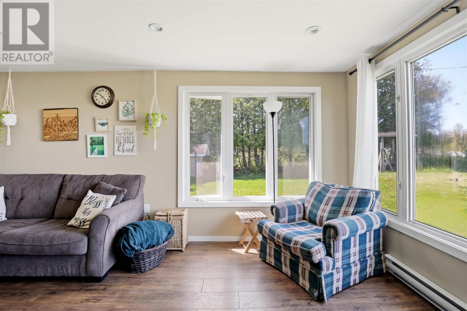 540 Smith Rd, Desbarats, ON - Indoor Photo Showing Living Room