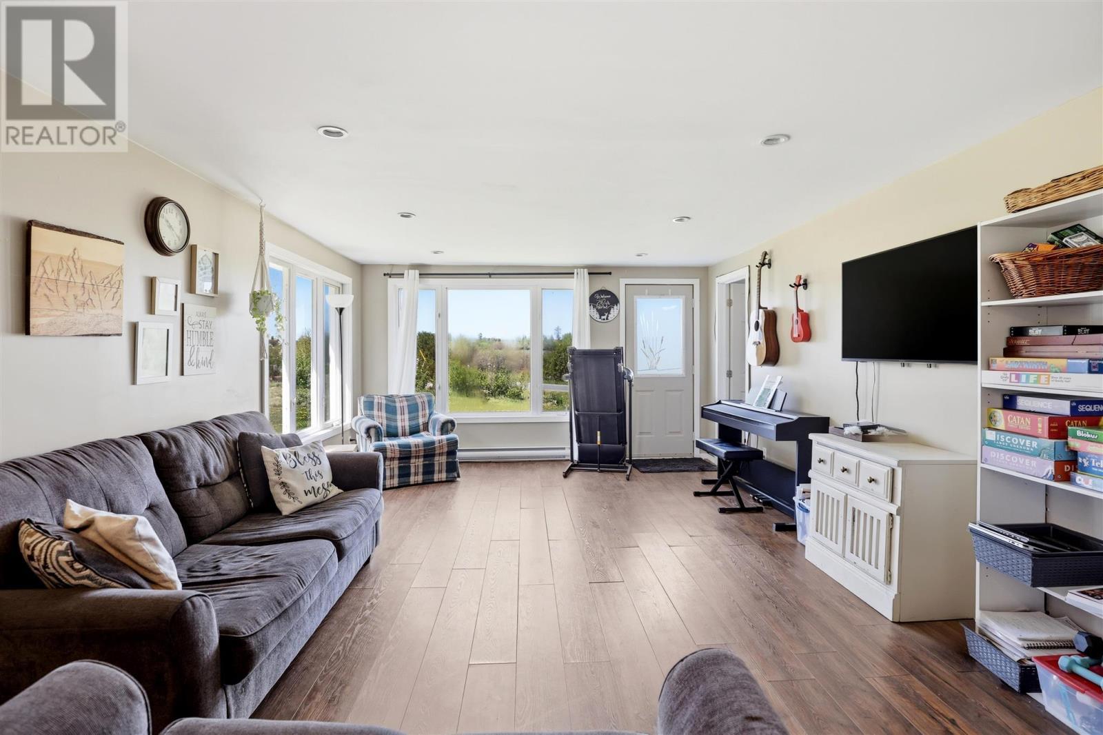 540 Smith Rd, Desbarats, ON - Indoor Photo Showing Living Room