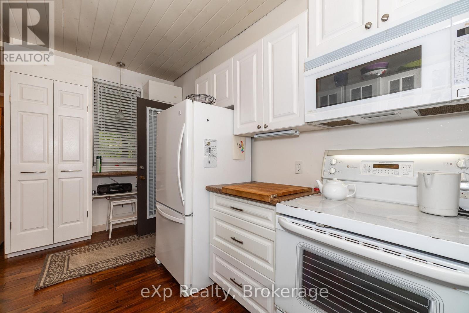 127 Paisley Drive, Chatsworth, ON - Indoor Photo Showing Kitchen