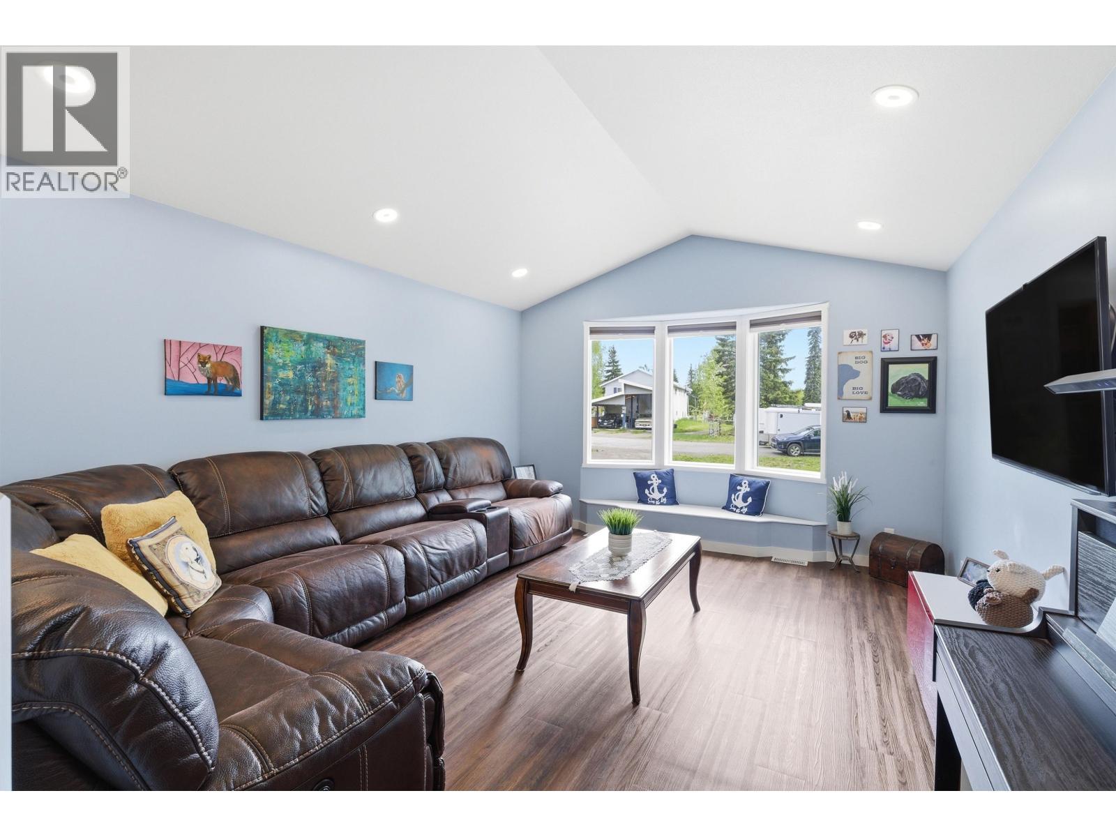 2102 Quartz Road, Quesnel, BC - Indoor Photo Showing Living Room With Fireplace