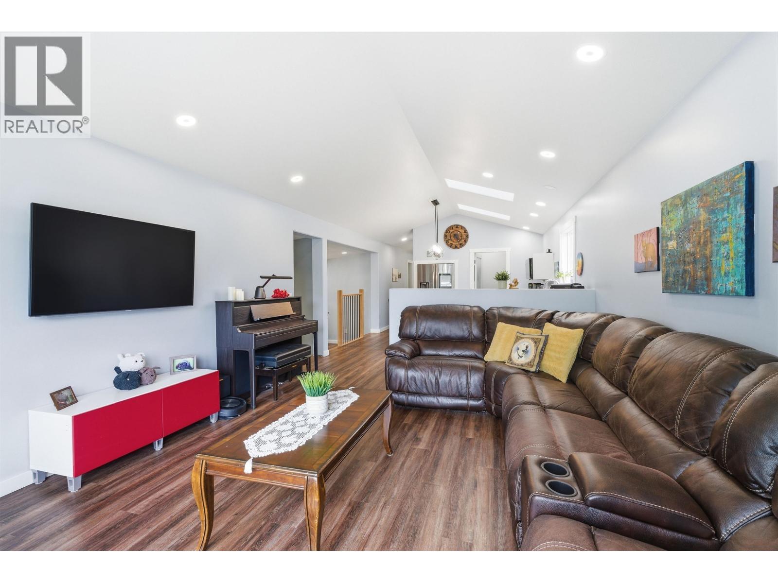 2102 Quartz Road, Quesnel, BC - Indoor Photo Showing Living Room With Fireplace