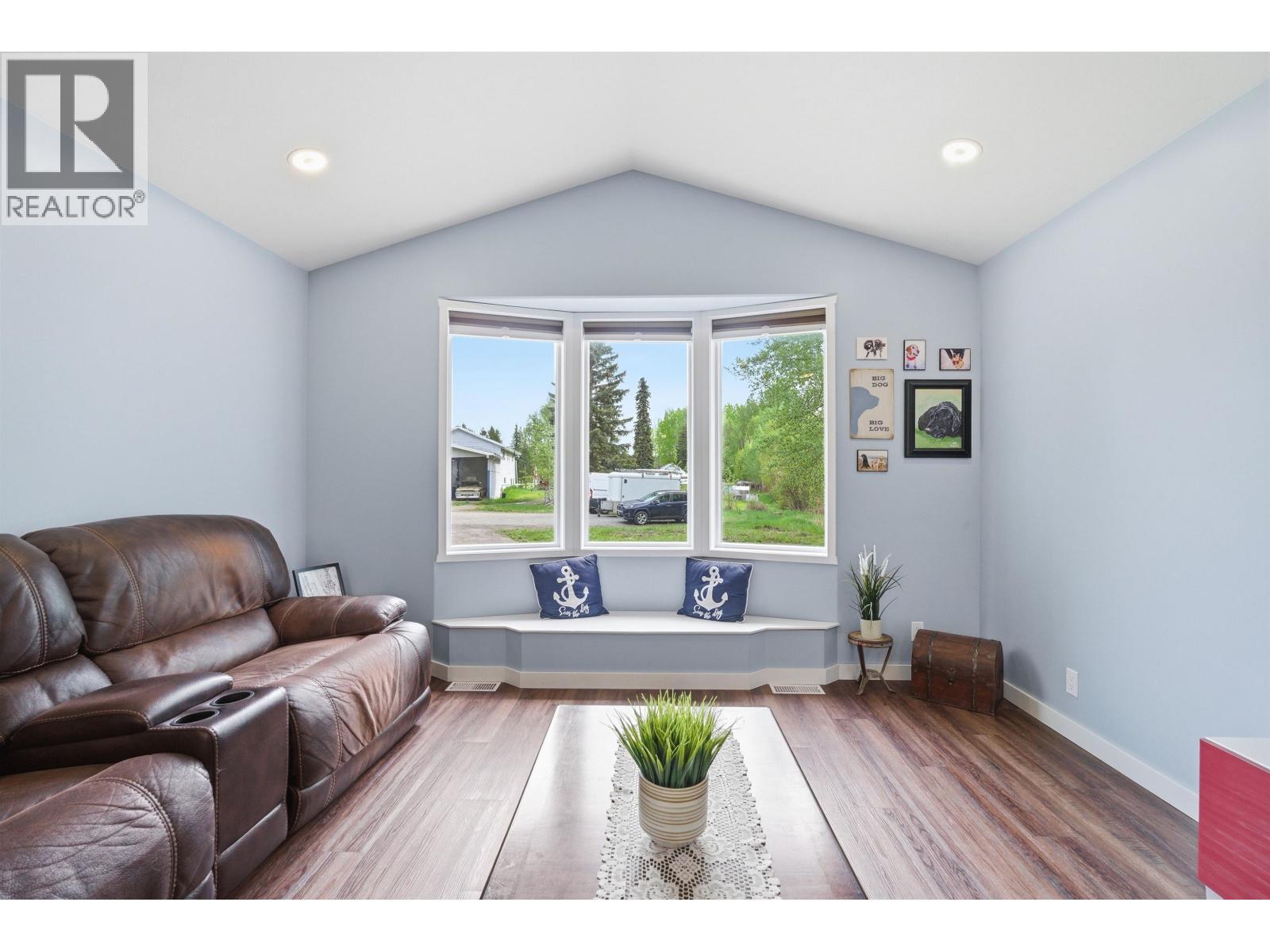 2102 Quartz Road, Quesnel, BC - Indoor Photo Showing Living Room