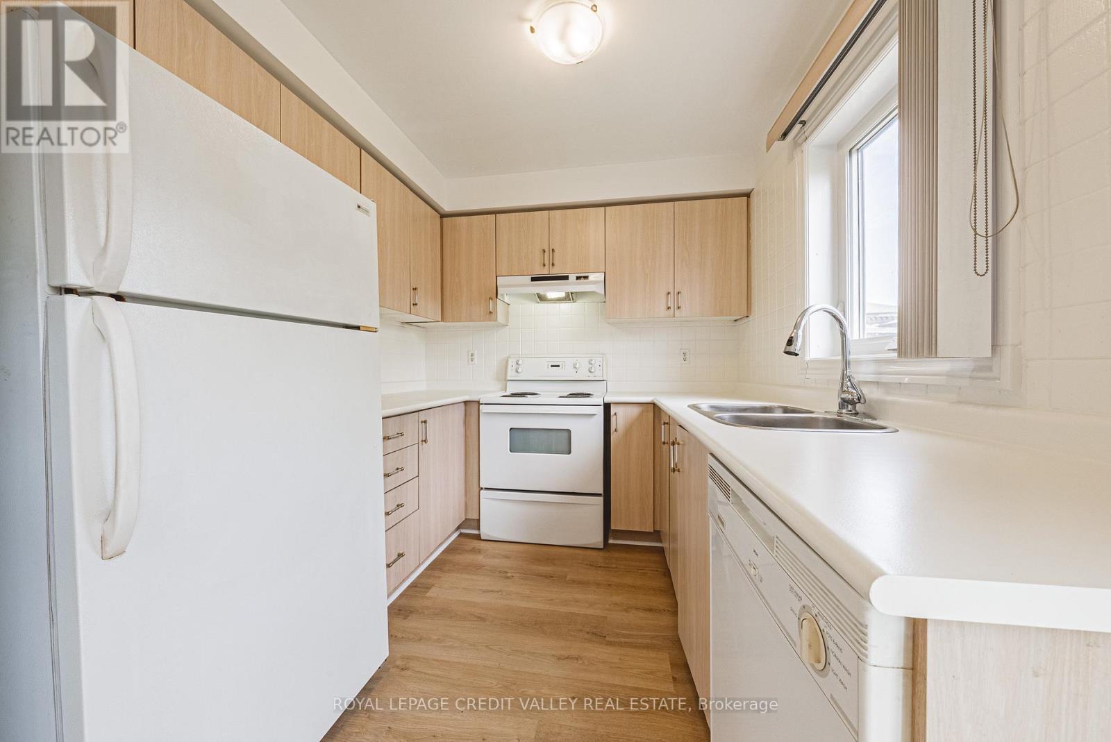 155 Saddletree Trail, Brampton, ON - Indoor Photo Showing Kitchen With Double Sink