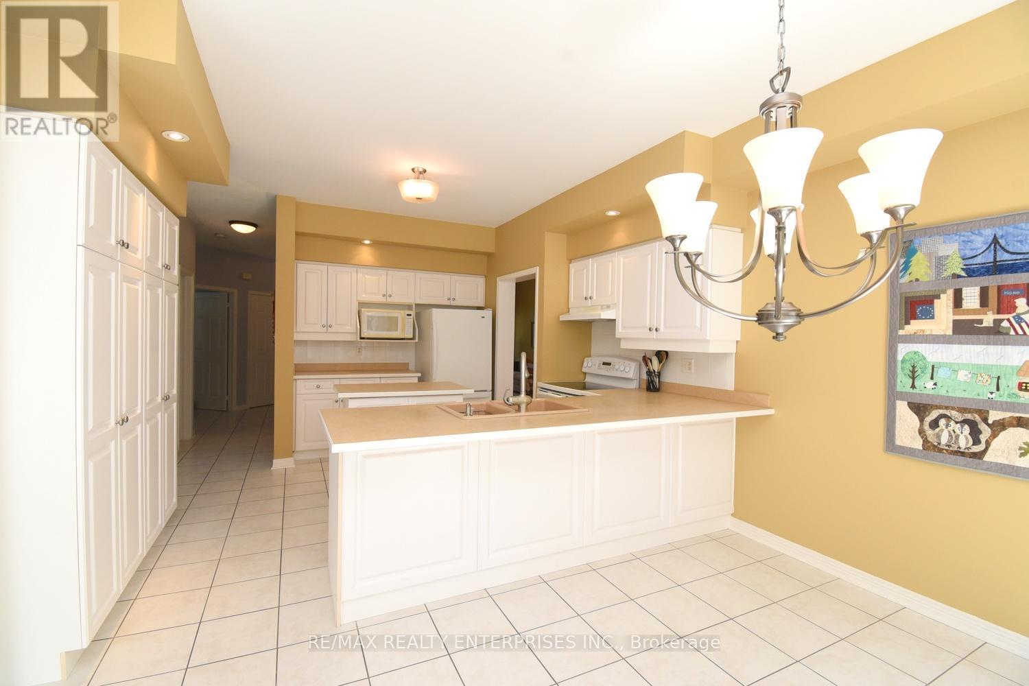 2158 Country Club Drive, Burlington, ON - Indoor Photo Showing Kitchen With Double Sink