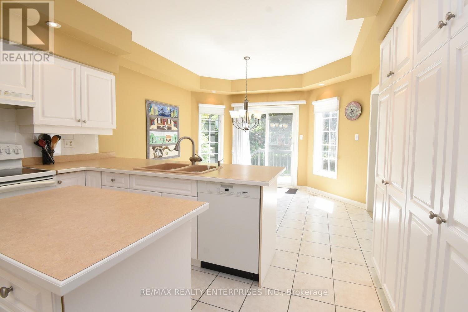 2158 Country Club Drive, Burlington, ON - Indoor Photo Showing Kitchen