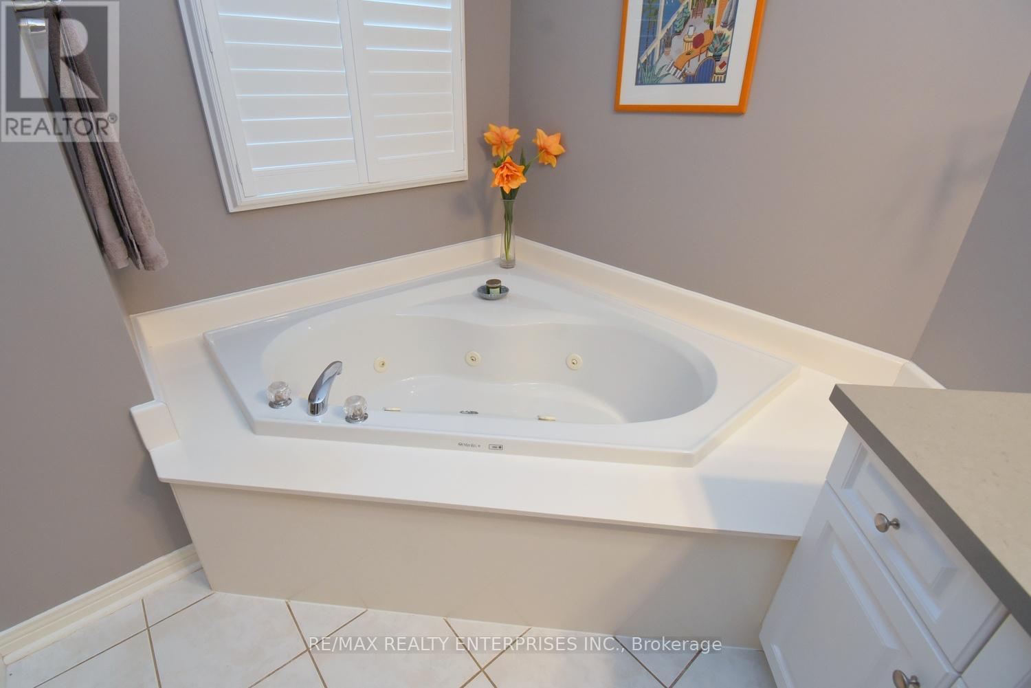 2158 Country Club Drive, Burlington, ON - Indoor Photo Showing Bathroom