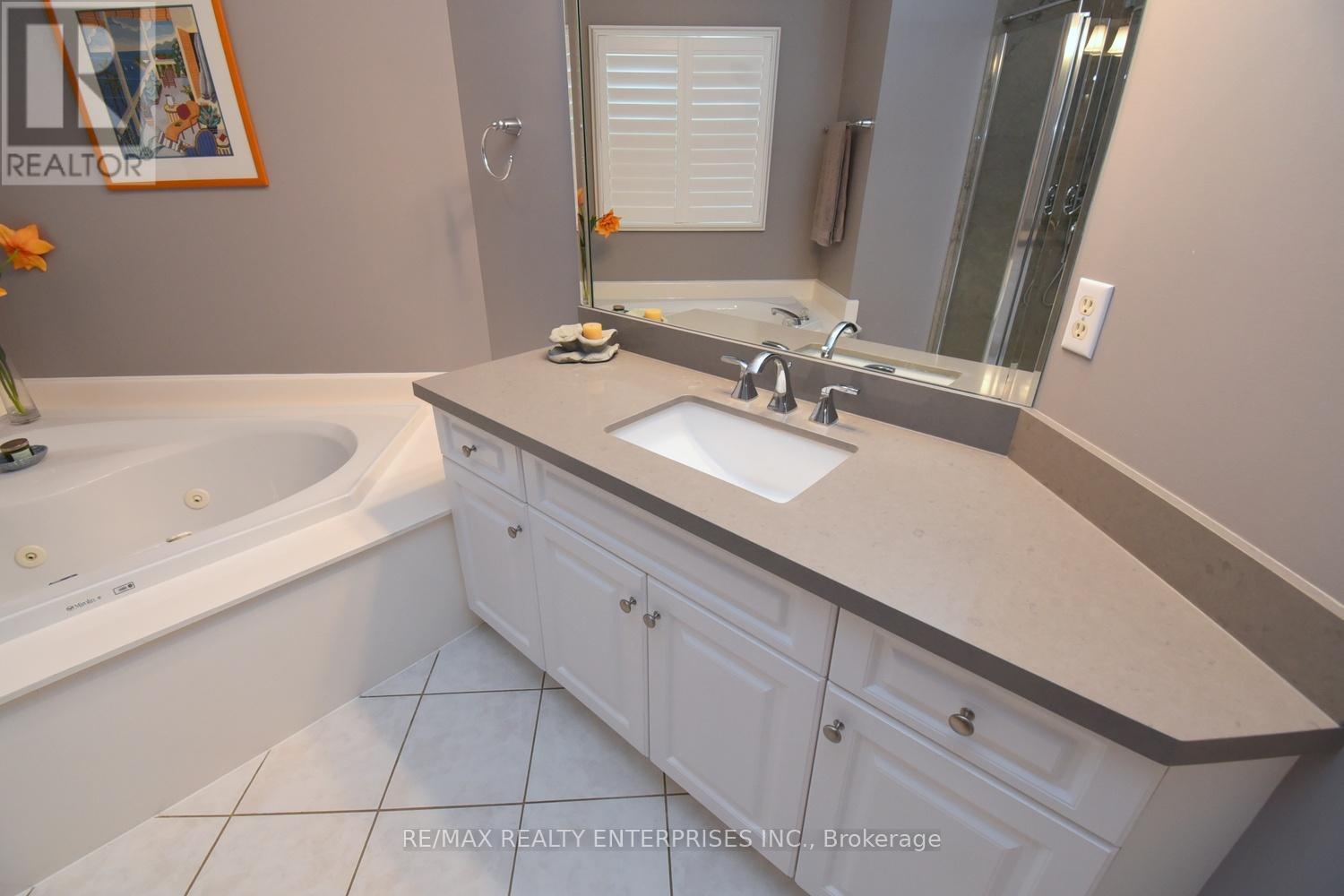2158 Country Club Drive, Burlington, ON - Indoor Photo Showing Bathroom