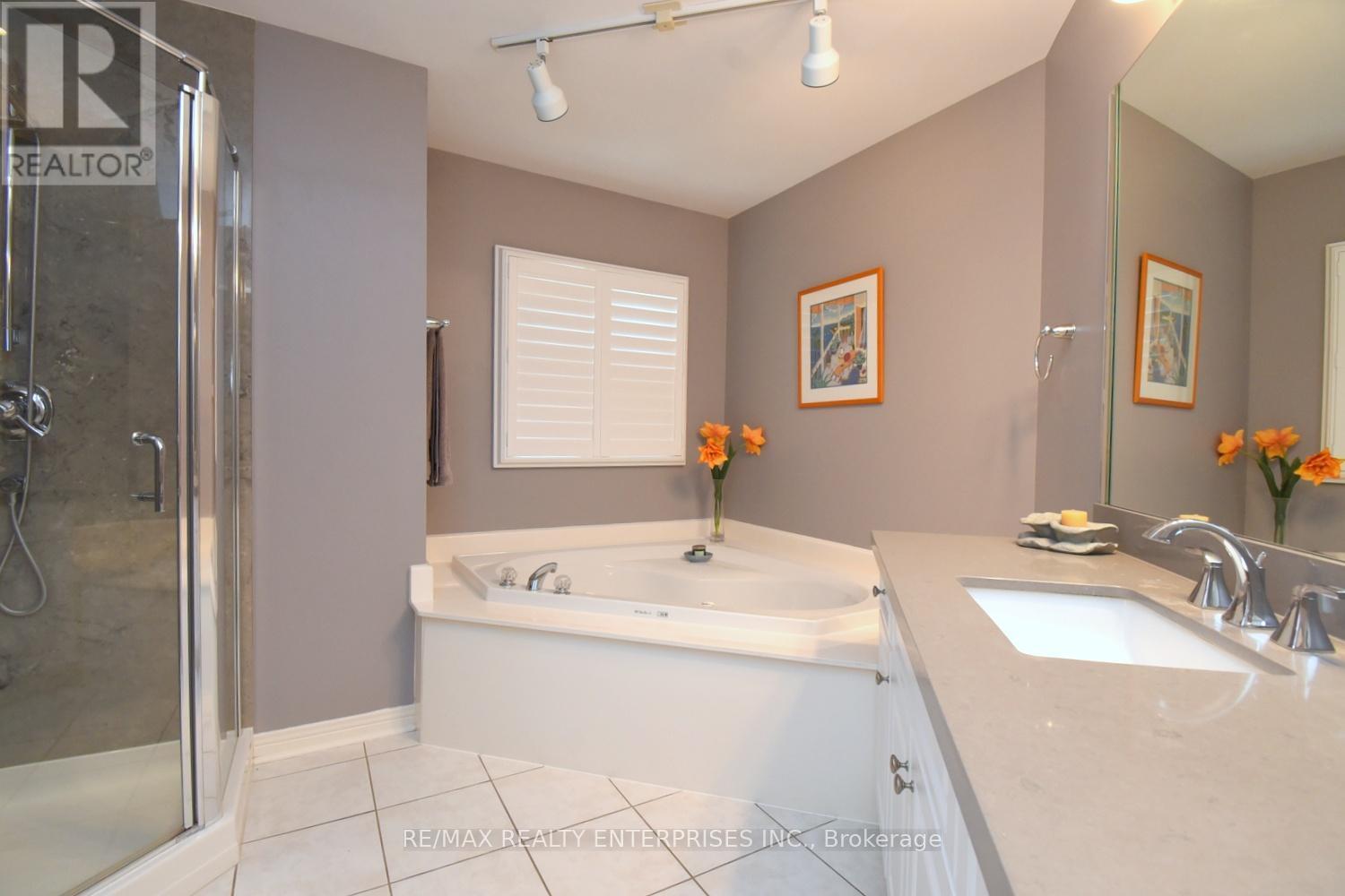 2158 Country Club Drive, Burlington, ON - Indoor Photo Showing Bathroom