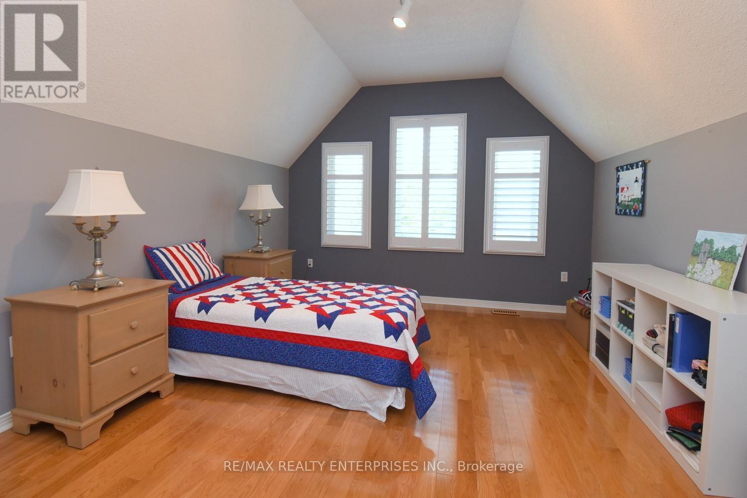 2158 Country Club Drive, Burlington, ON - Indoor Photo Showing Bedroom