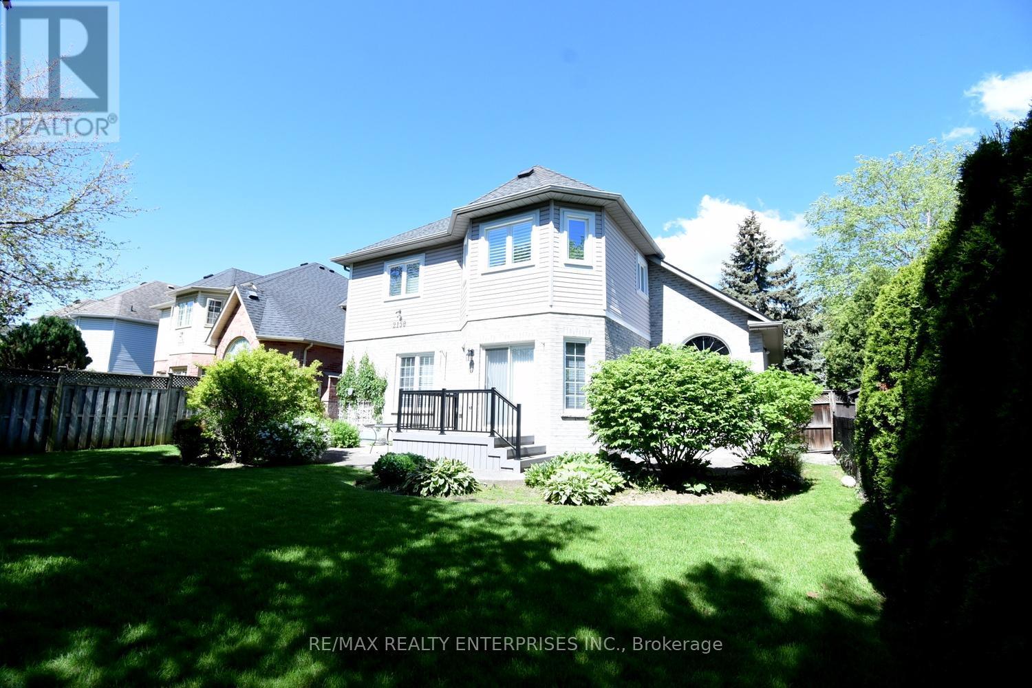 2158 Country Club Drive, Burlington, ON - Outdoor