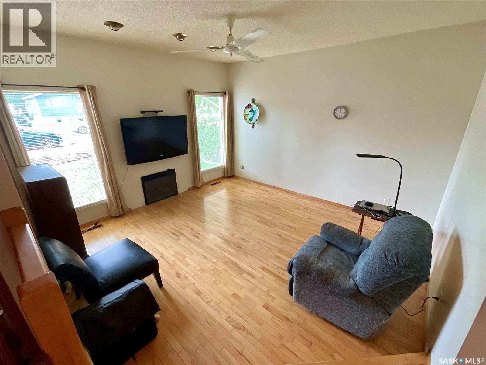 207 7Th Street S, Wakaw, SK - Indoor Photo Showing Living Room
