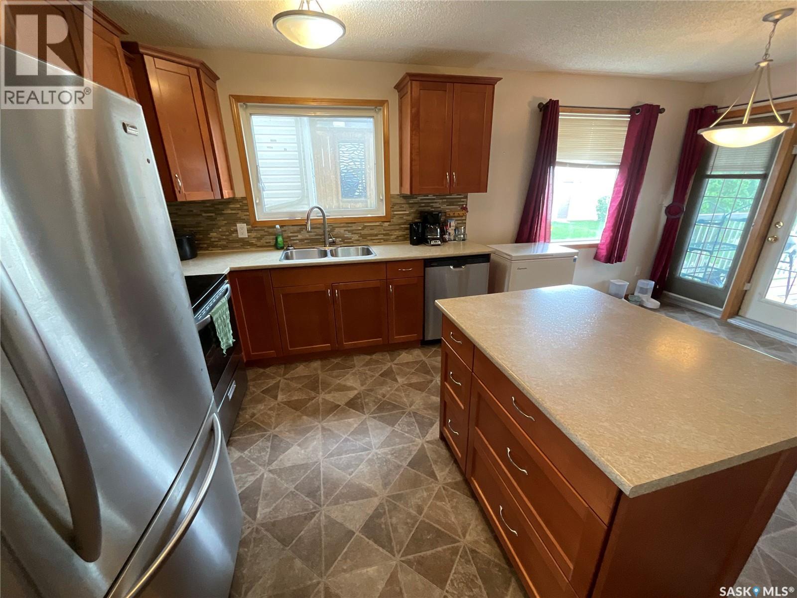 207 7Th Street S, Wakaw, SK - Indoor Photo Showing Kitchen With Double Sink