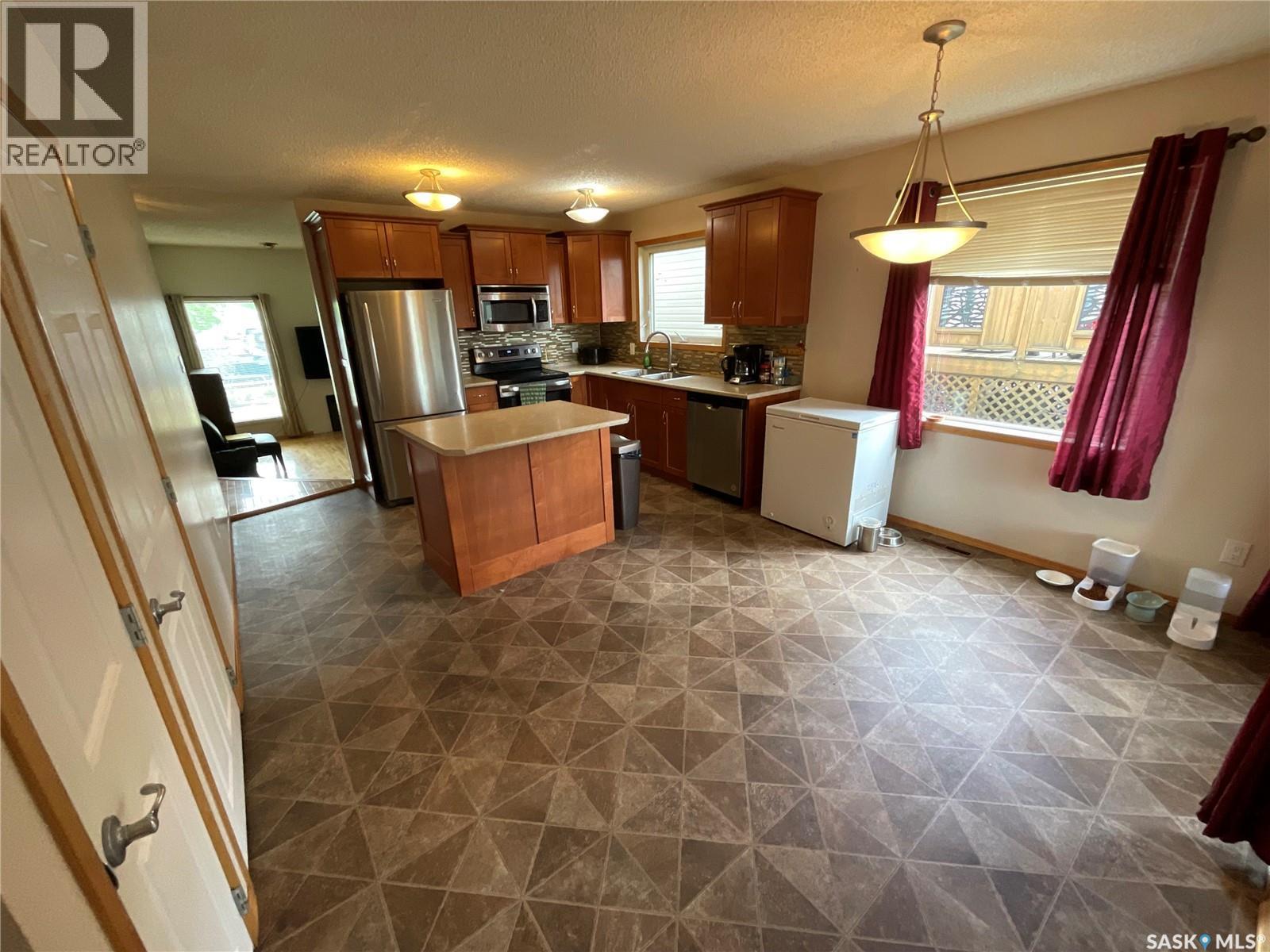 207 7Th Street S, Wakaw, SK - Indoor Photo Showing Kitchen