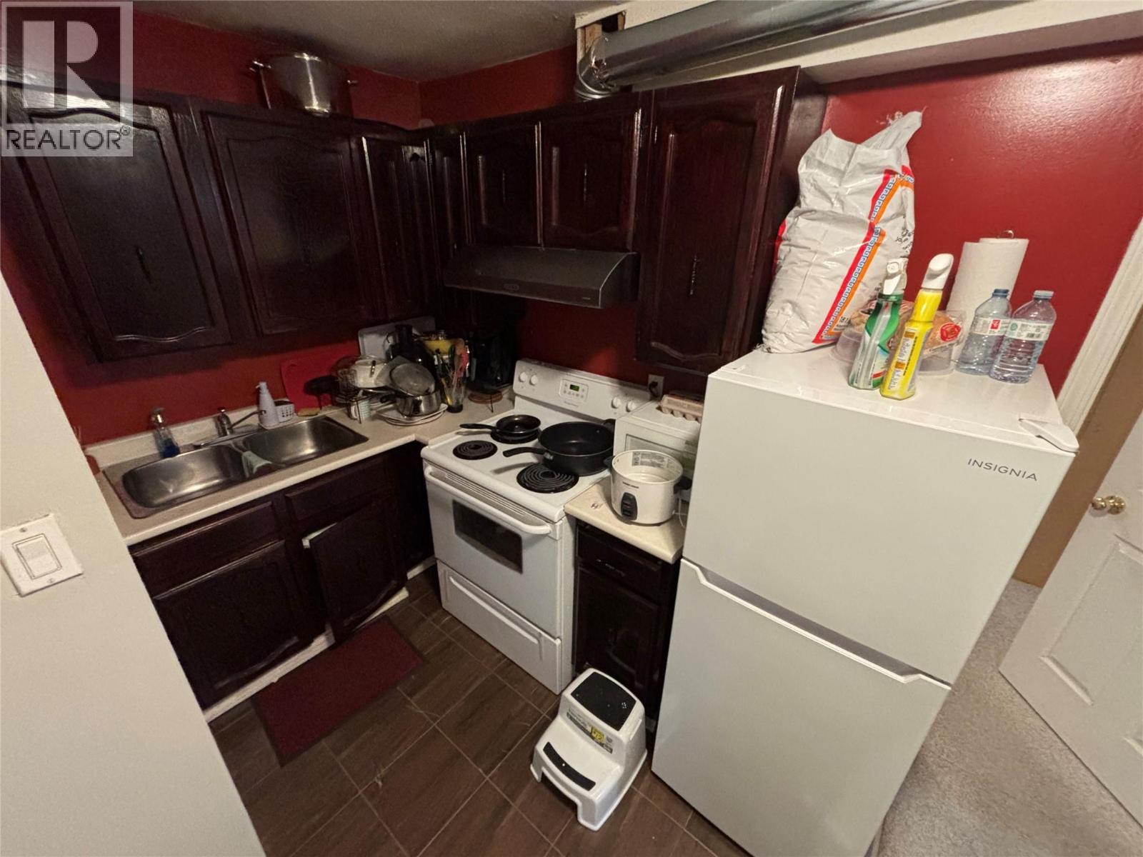 741 Dunrobin Drive, Kamloops, BC - Indoor Photo Showing Kitchen With Double Sink