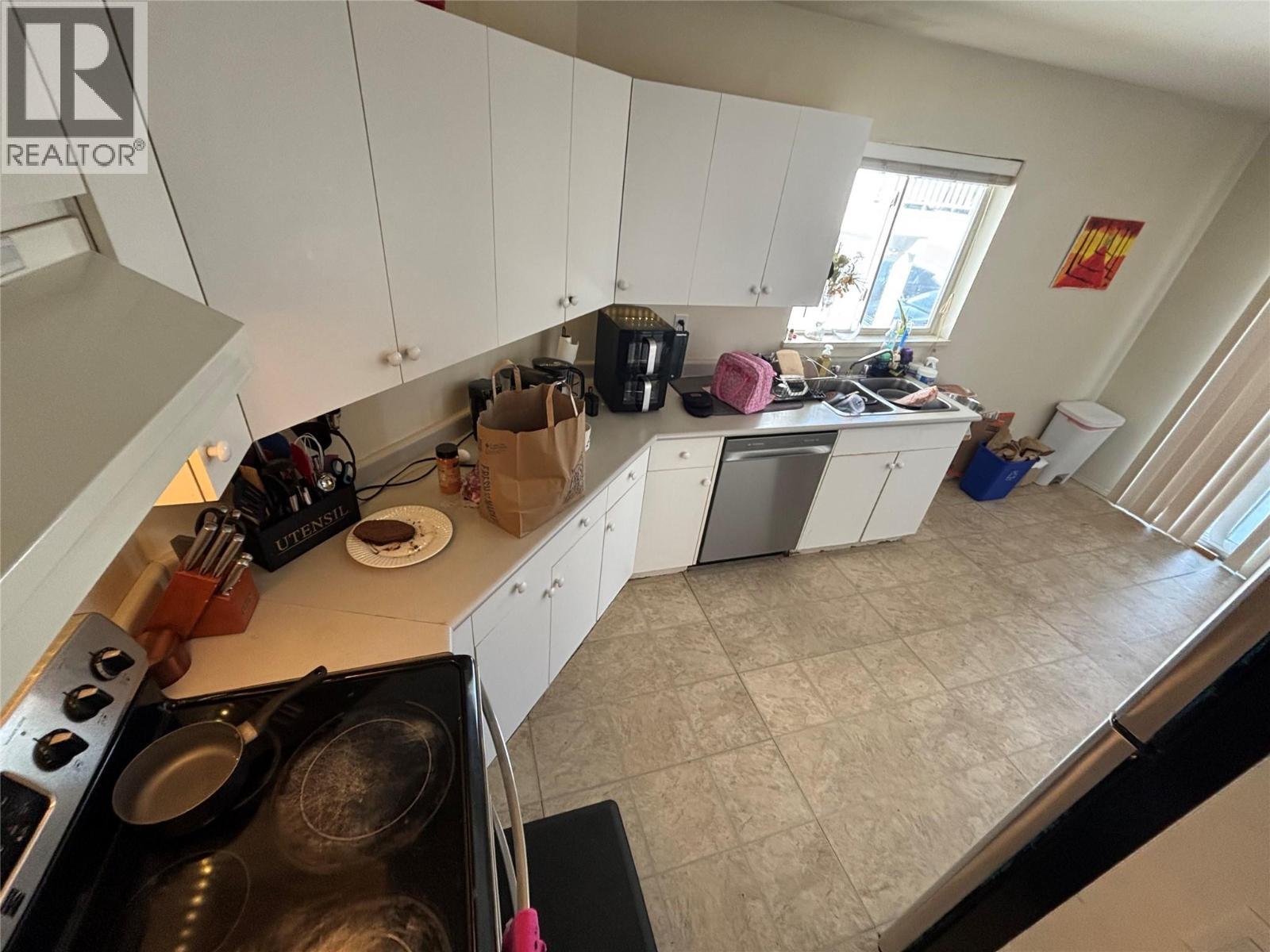741 Dunrobin Drive, Kamloops, BC - Indoor Photo Showing Kitchen