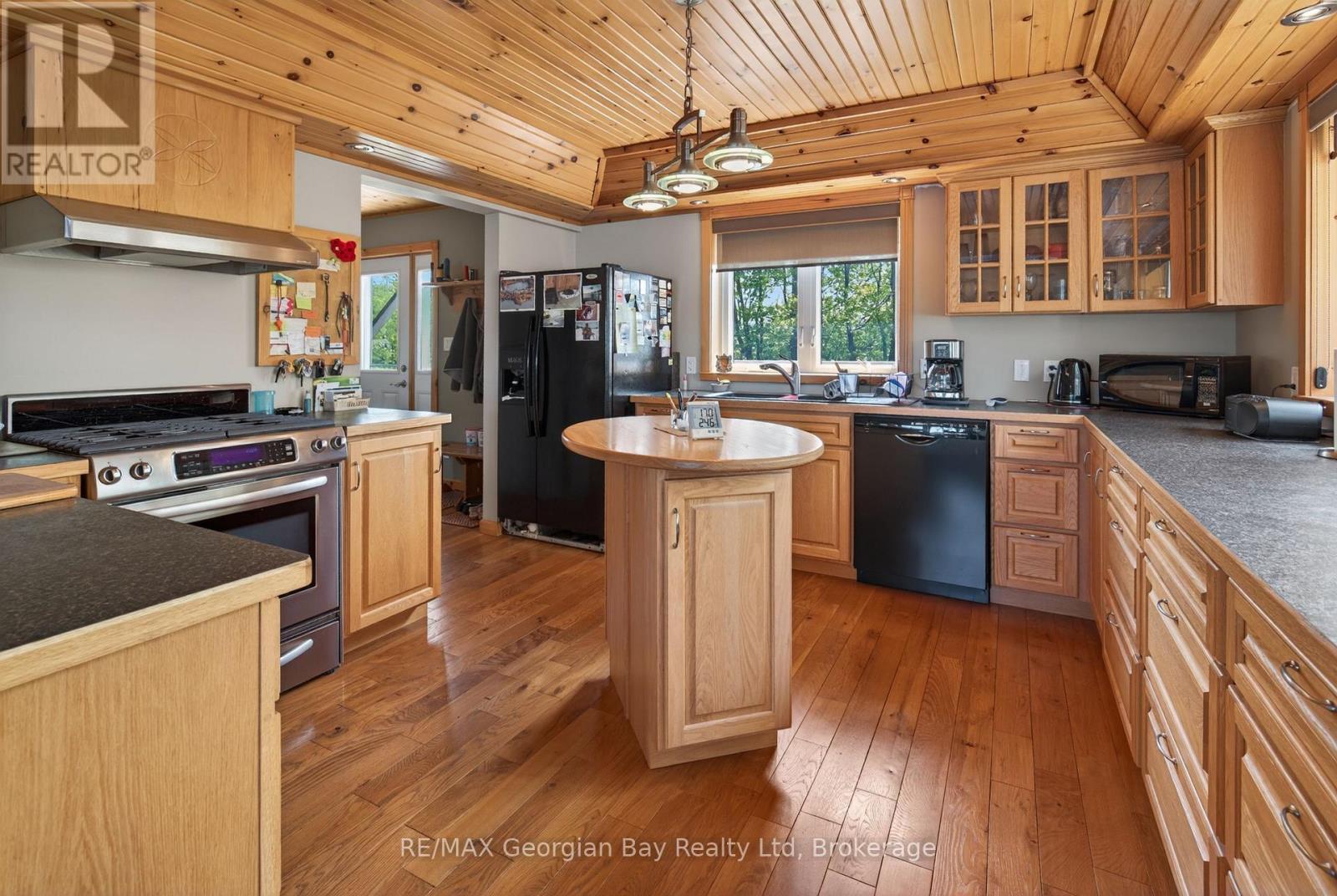185 Picnic Island Road, Georgian Bay (Baxter), ON - Indoor Photo Showing Kitchen With Double Sink