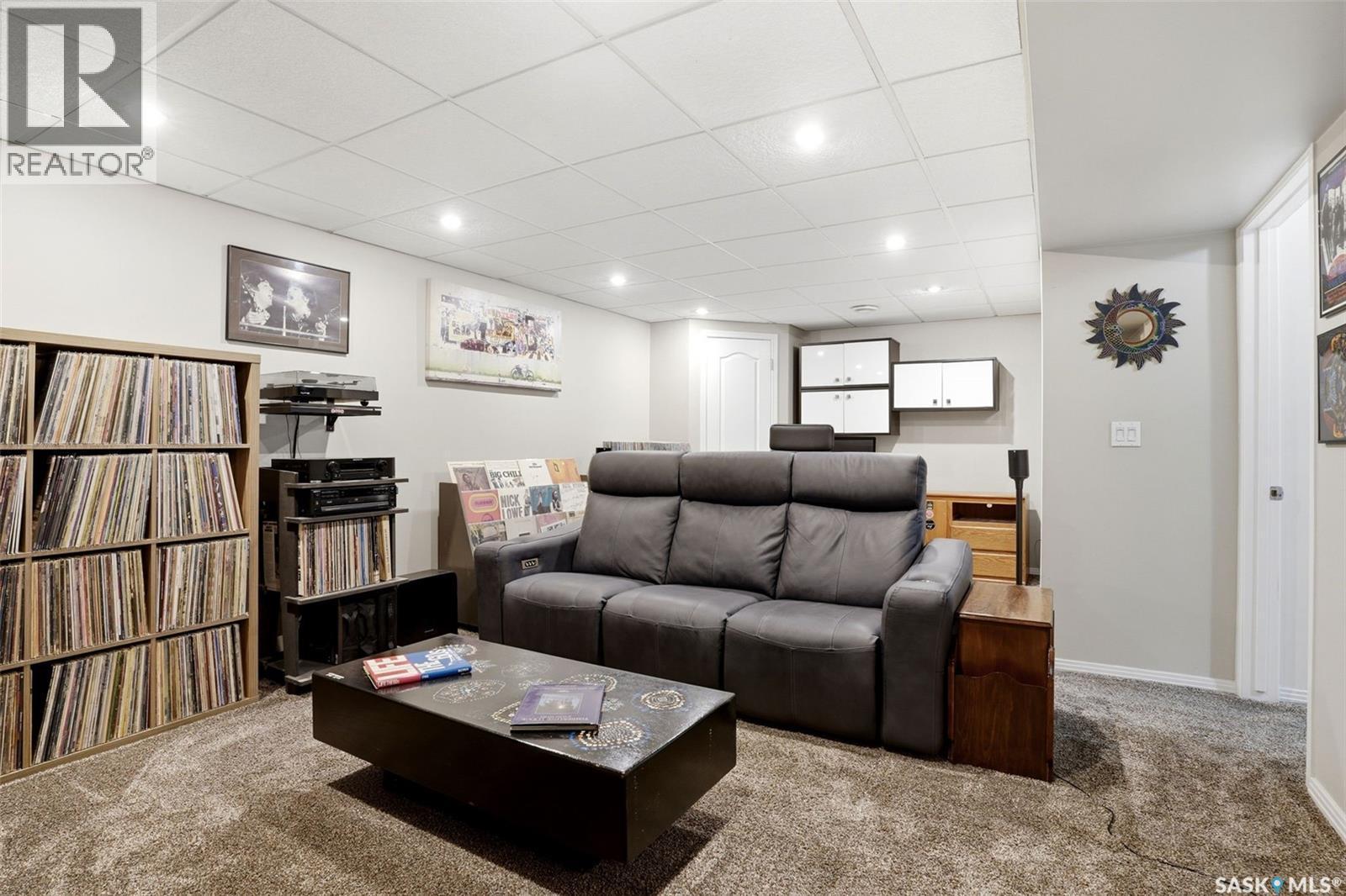 2231 Mcintyre Street, Regina, SK - Indoor