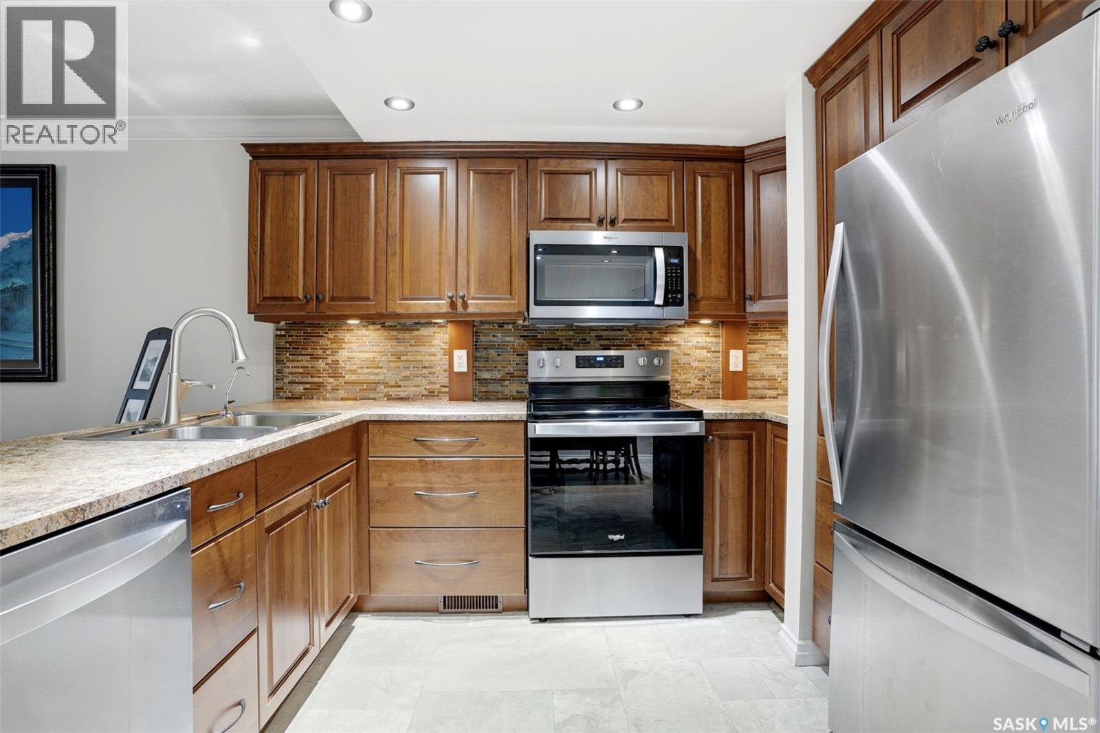 2231 Mcintyre Street, Regina, SK - Indoor Photo Showing Kitchen With Double Sink With Upgraded Kitchen