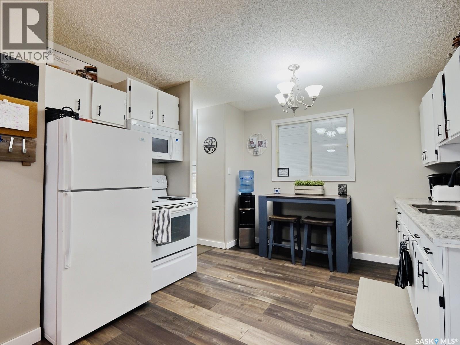 302 7Th Street E, Rosetown, SK - Indoor Photo Showing Kitchen