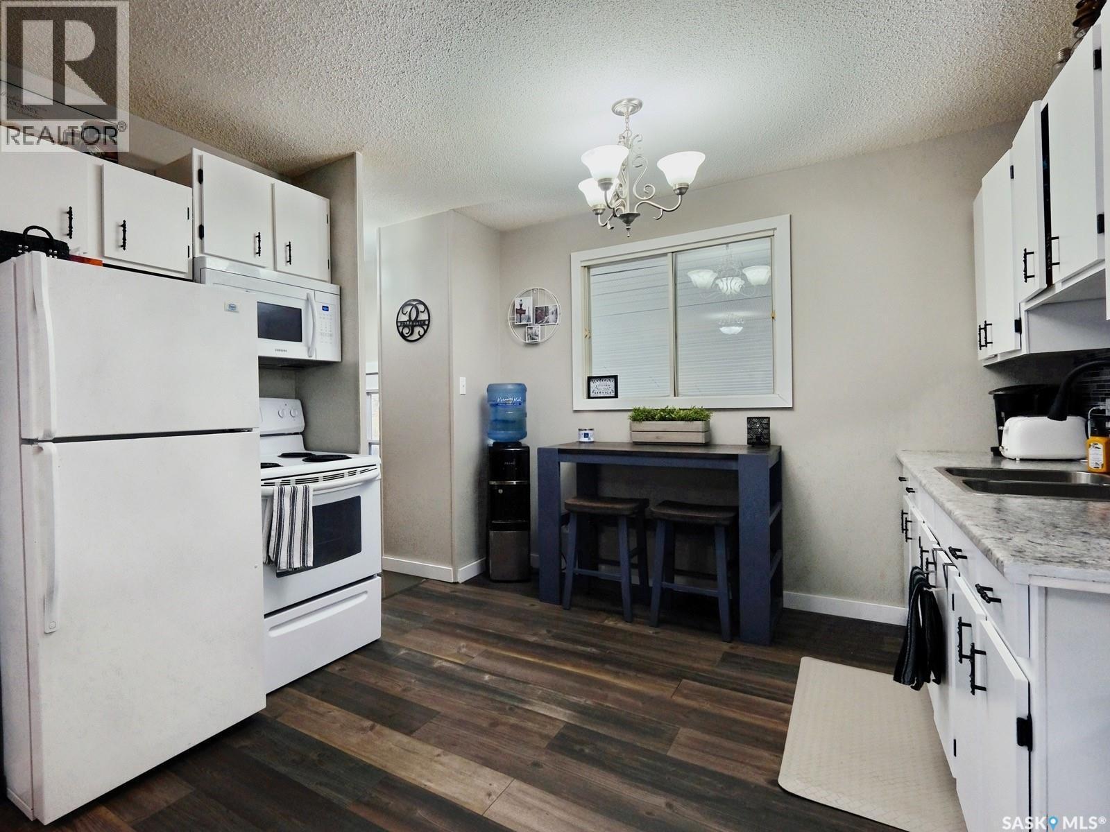 302 7Th Street E, Rosetown, SK - Indoor Photo Showing Kitchen