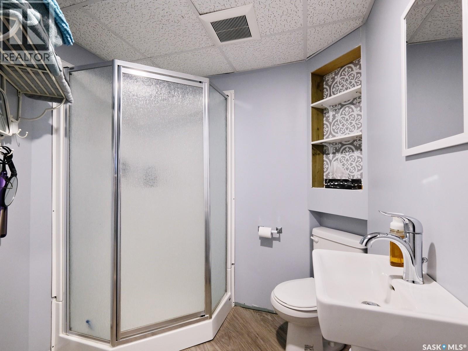 302 7Th Street E, Rosetown, SK - Indoor Photo Showing Bathroom