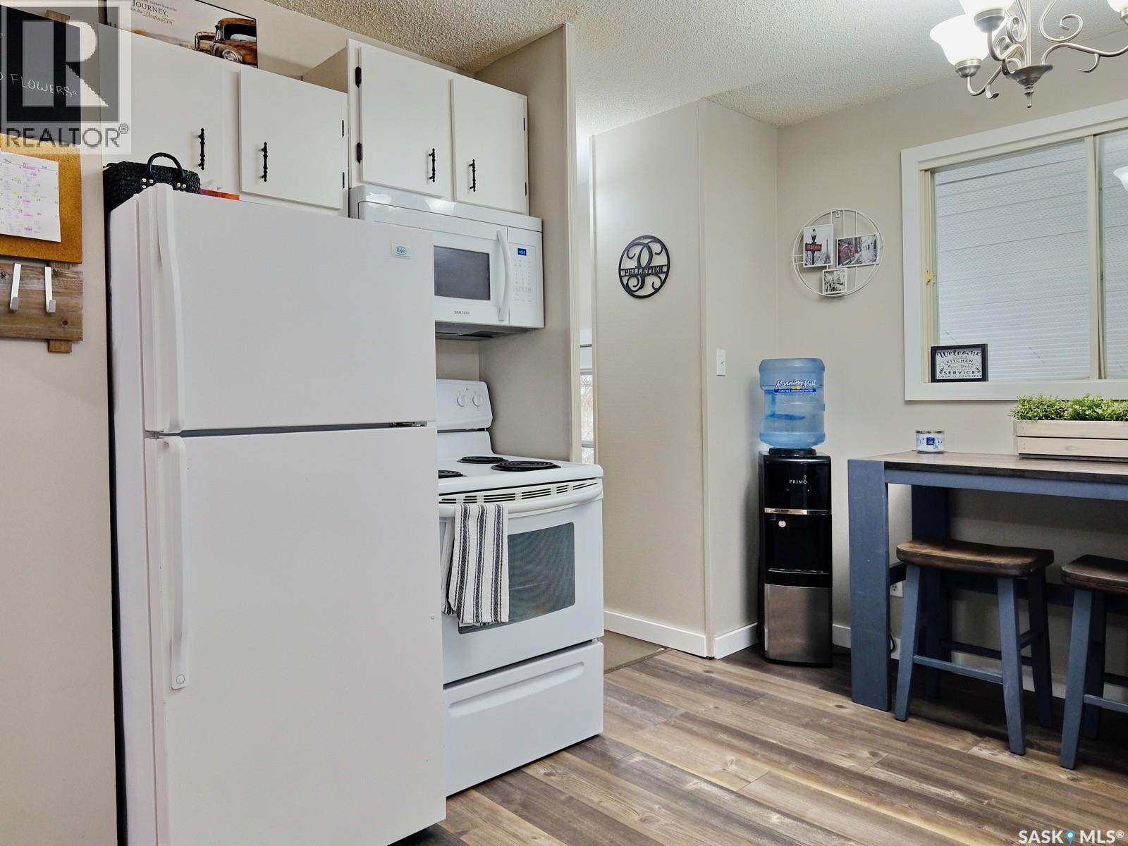 302 7Th Street E, Rosetown, SK - Indoor Photo Showing Kitchen