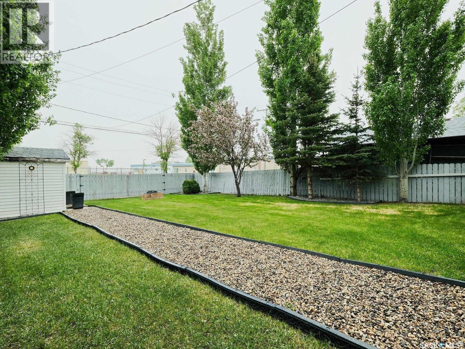302 7Th Street E, Rosetown, SK - Outdoor With Backyard