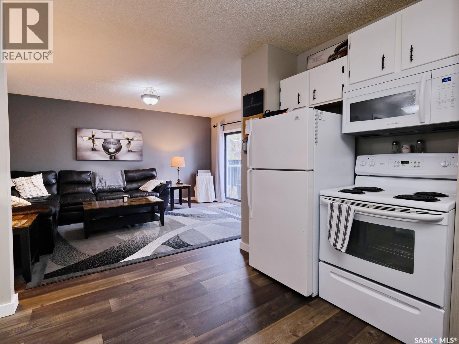 302 7Th Street E, Rosetown, SK - Indoor Photo Showing Kitchen