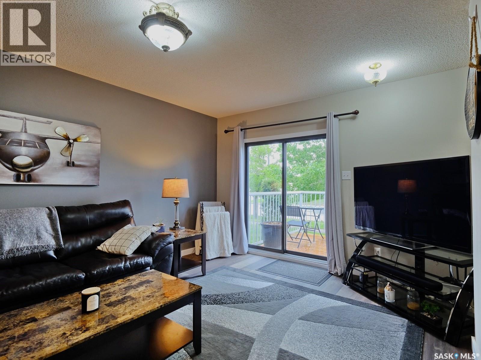 302 7Th Street E, Rosetown, SK - Indoor Photo Showing Living Room