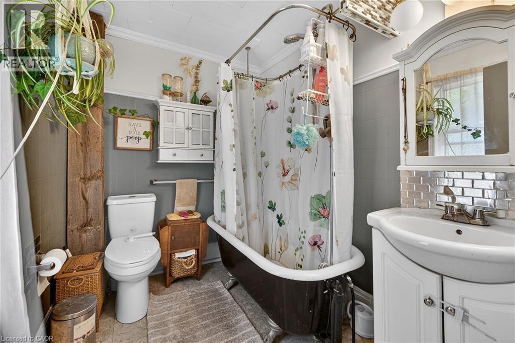 18 King Street Unit# A&B, Cayuga, ON - Indoor Photo Showing Bathroom