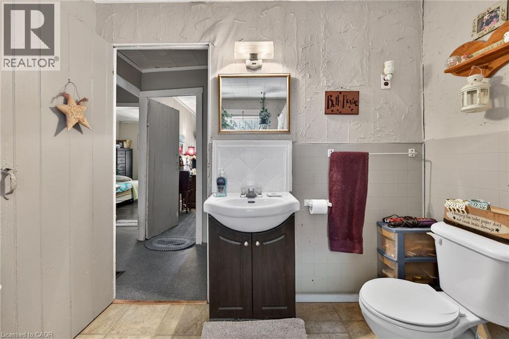 18 King Street Unit# A&B, Cayuga, ON - Indoor Photo Showing Bathroom