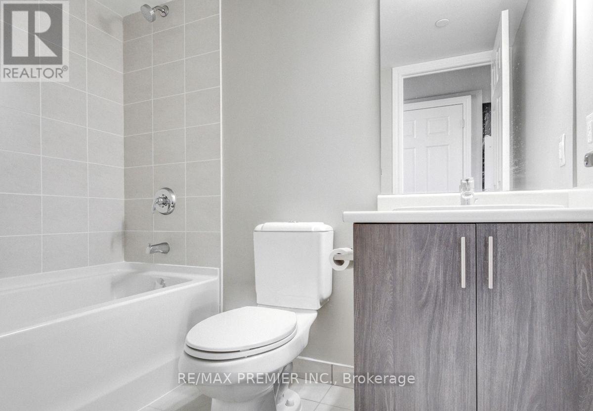 905 - 716 Main Street E, Milton, ON - Indoor Photo Showing Bathroom