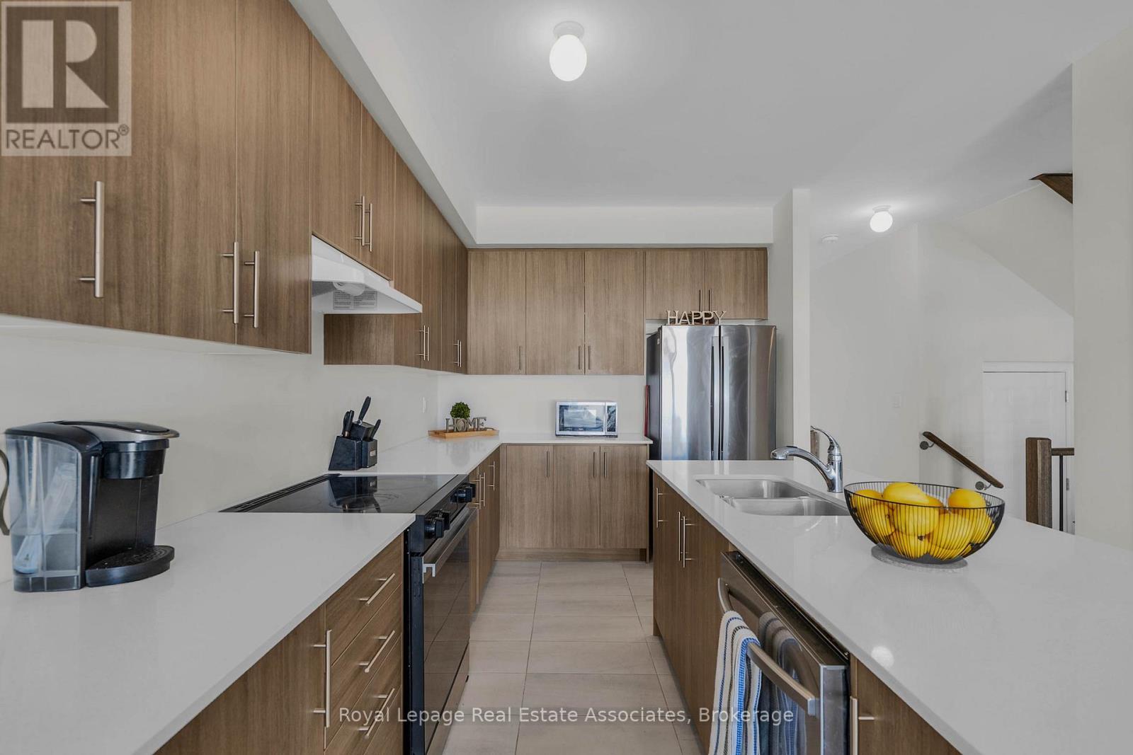 1386 Davis Loop, Innisfil, ON - Indoor Photo Showing Kitchen With Double Sink