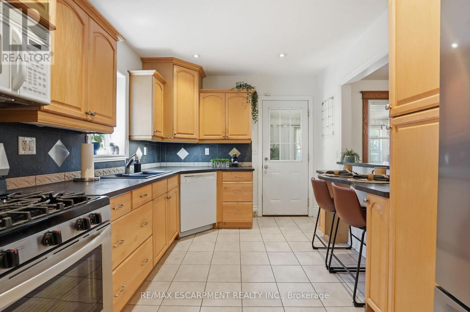146 Park Row S, Hamilton, ON - Indoor Photo Showing Kitchen