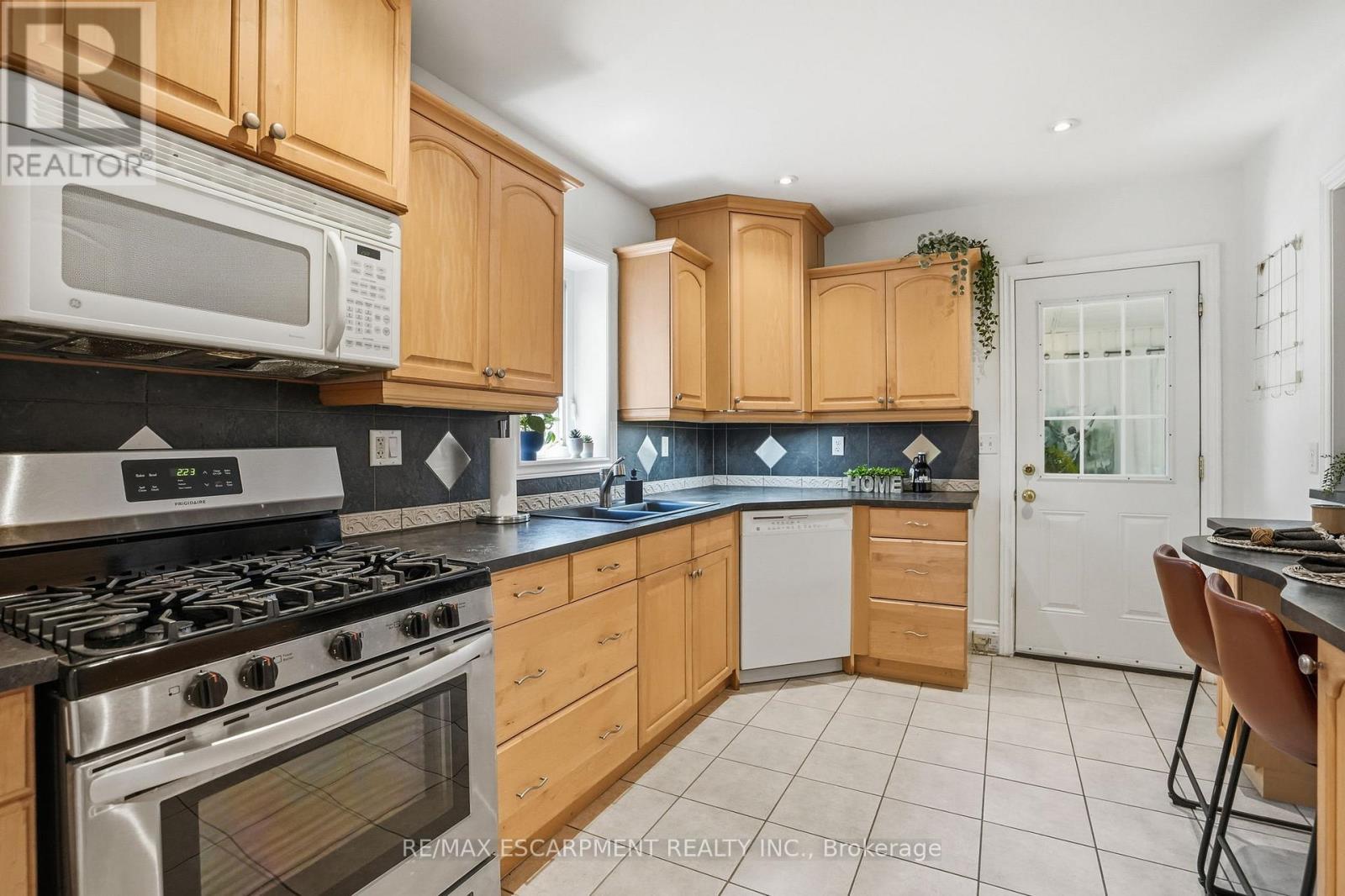 146 Park Row S, Hamilton, ON - Indoor Photo Showing Kitchen
