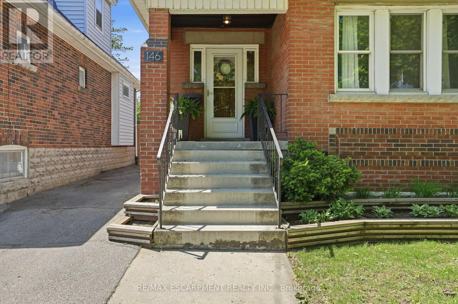 146 Park Row S, Hamilton, ON - Outdoor With Exterior