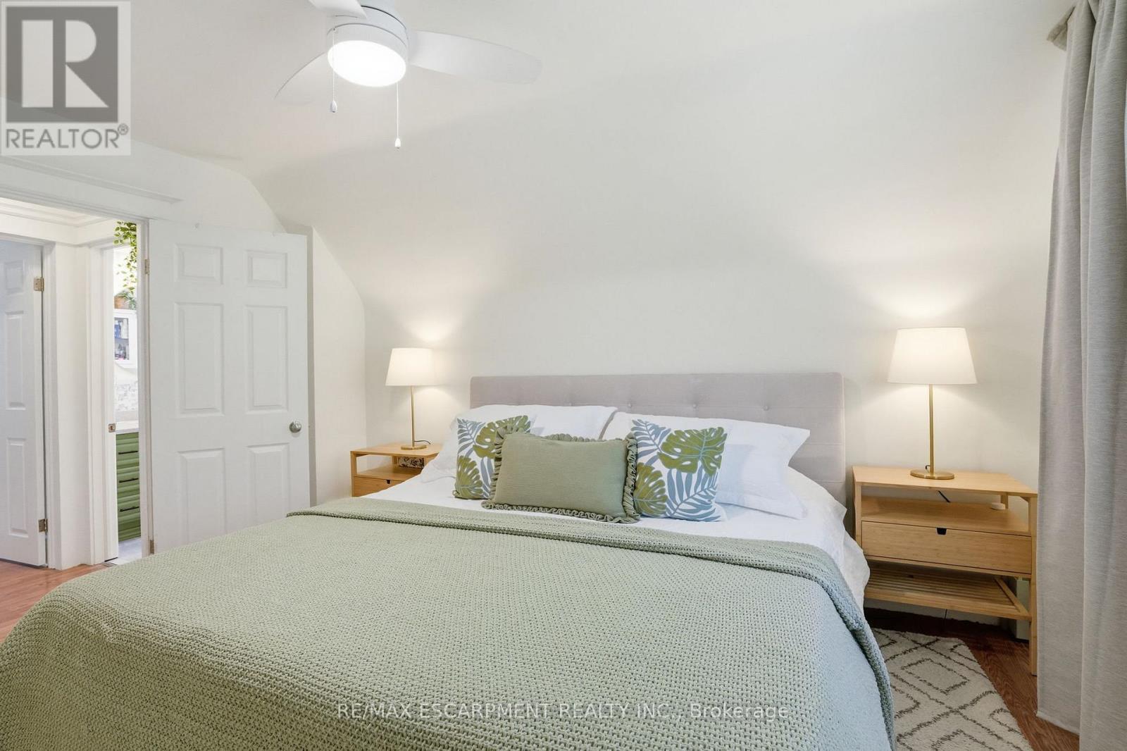 146 Park Row S, Hamilton, ON - Indoor Photo Showing Bedroom