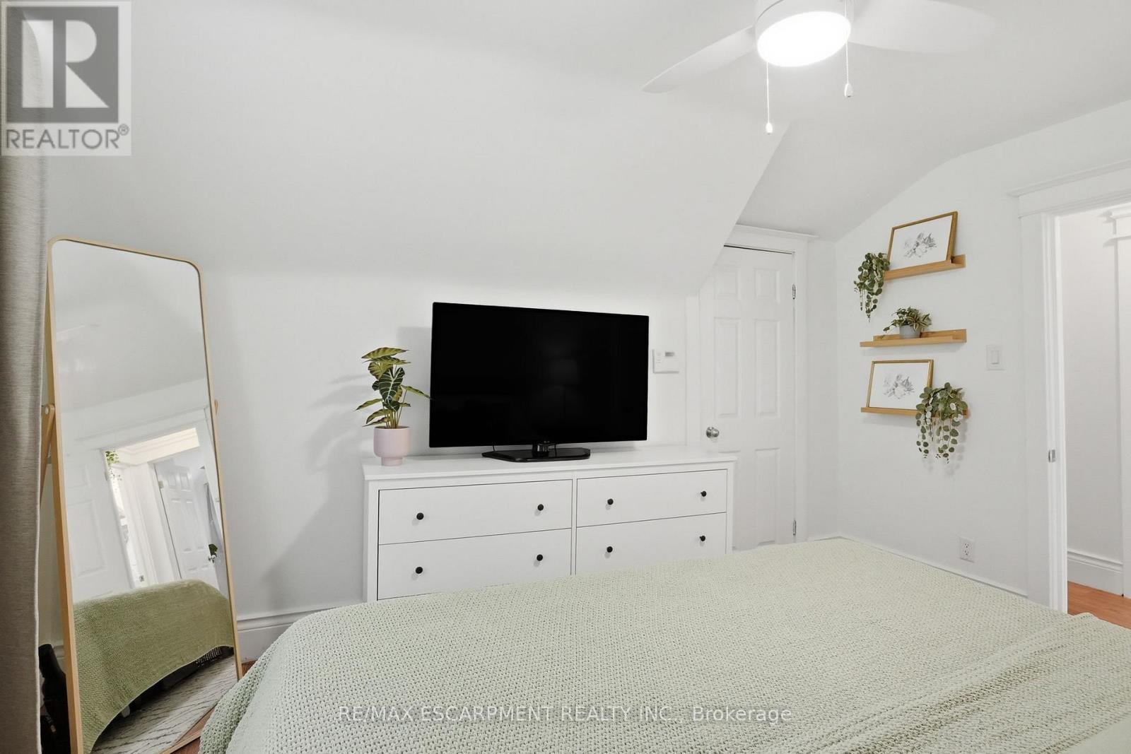 146 Park Row S, Hamilton, ON - Indoor Photo Showing Bedroom