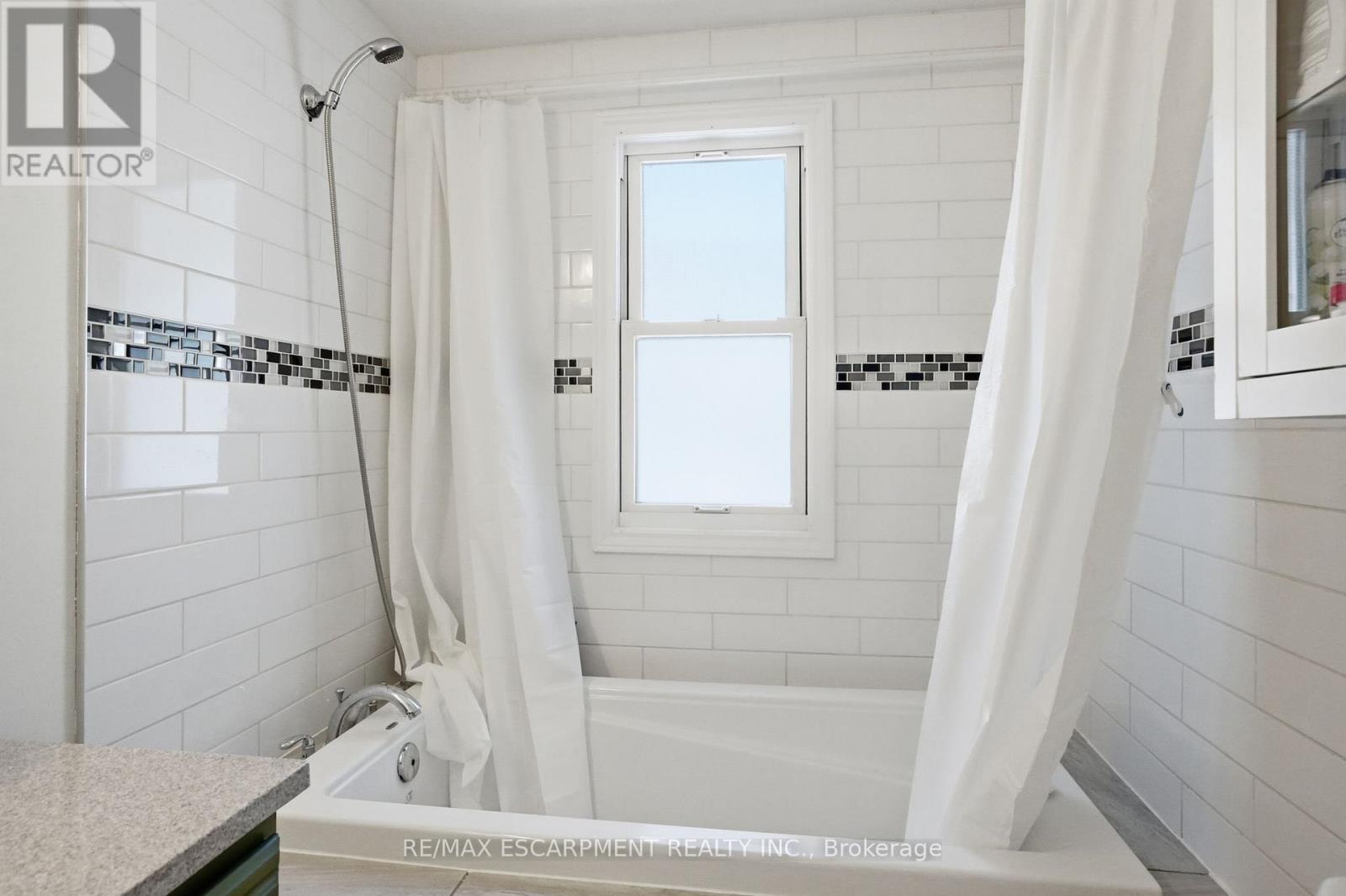 146 Park Row S, Hamilton, ON - Indoor Photo Showing Bathroom
