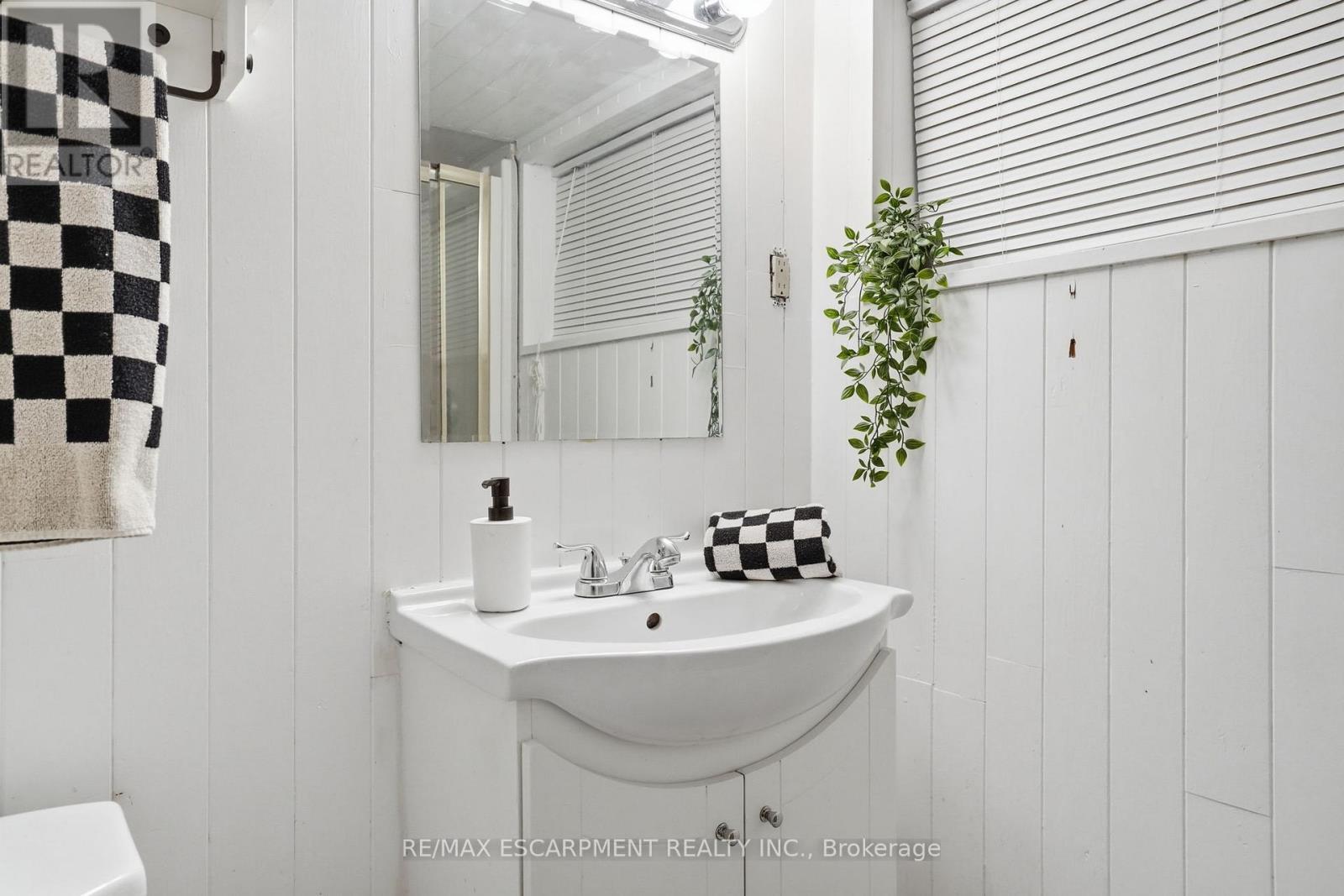 146 Park Row S, Hamilton, ON - Indoor Photo Showing Bathroom
