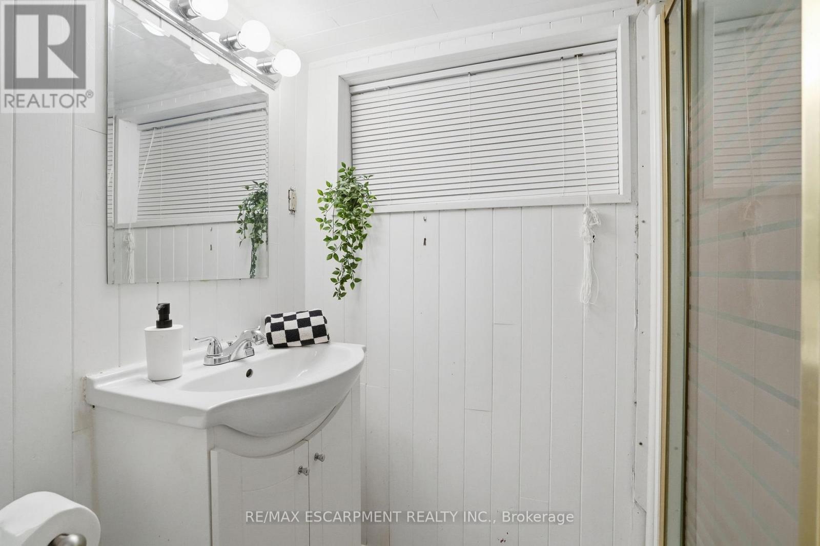 146 Park Row S, Hamilton, ON - Indoor Photo Showing Bathroom