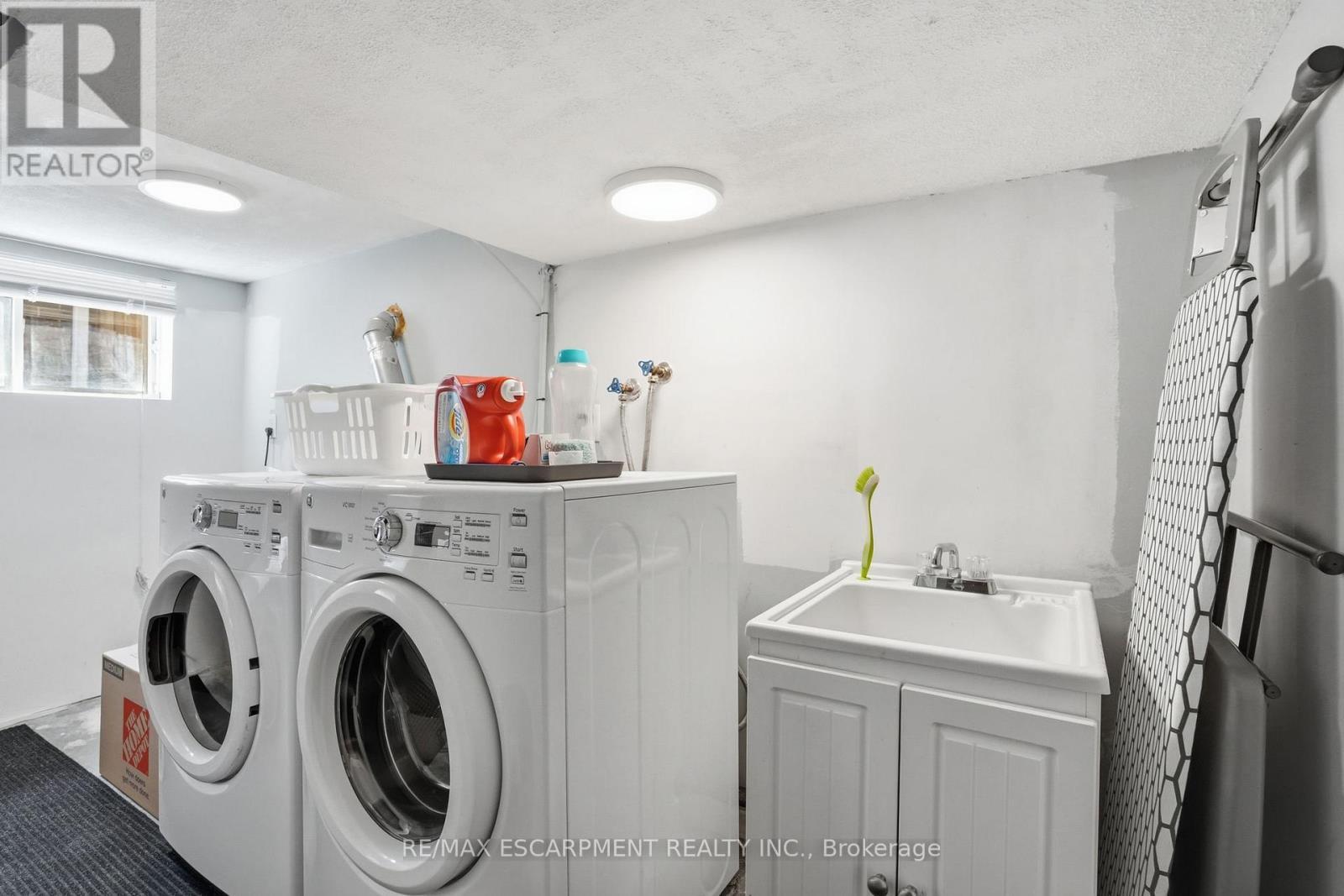 146 Park Row S, Hamilton, ON - Indoor Photo Showing Laundry Room