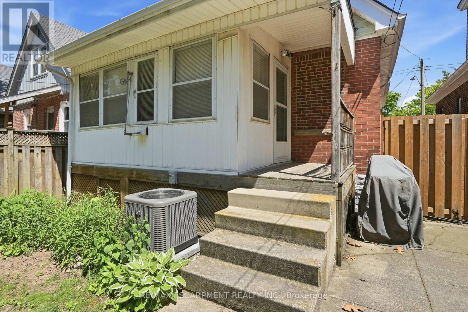 146 Park Row S, Hamilton, ON - Outdoor With Exterior