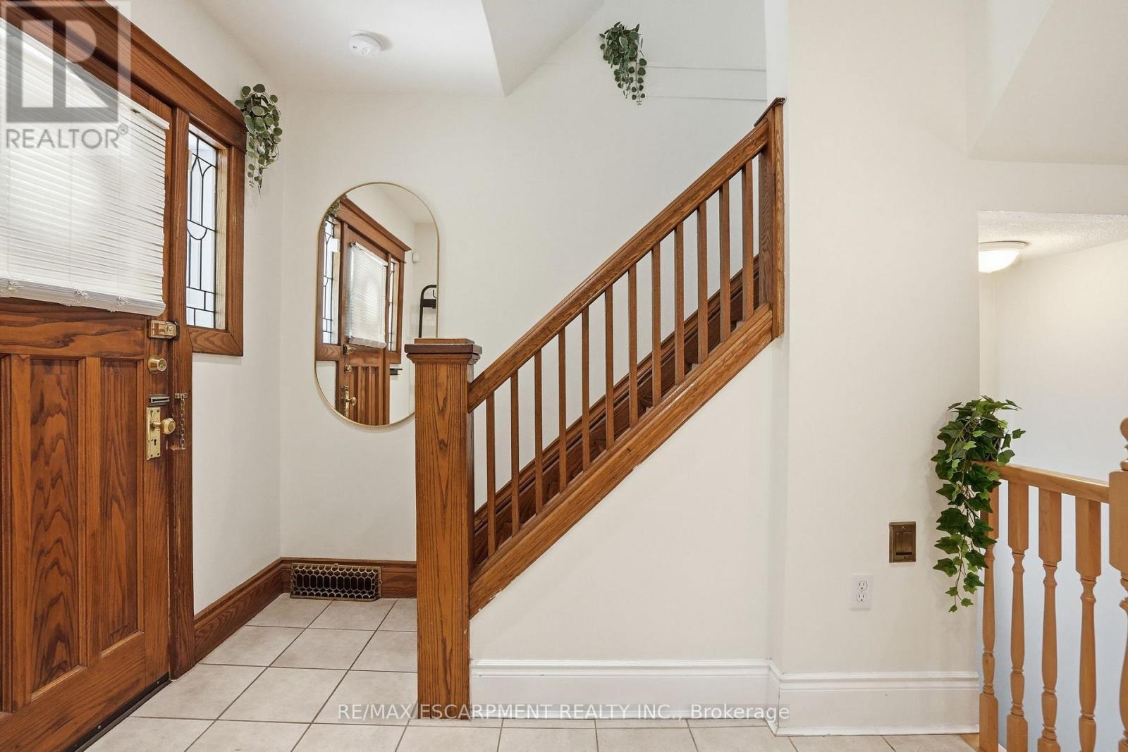146 Park Row S, Hamilton, ON - Indoor Photo Showing Other Room