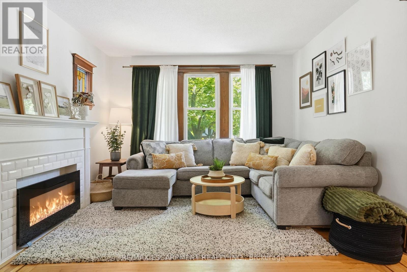146 Park Row S, Hamilton, ON - Indoor Photo Showing Living Room With Fireplace
